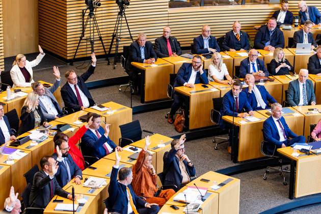 October 7, 2026, GER, Politics News, 8th Legislative Session, 56th Plenary Session in the Plenary Hall of the Thuringian State Parliament; Open vote by the AfD party, with Mario Voigt in the foreground. Subject of the special session: Dissolution of the 8th Thuringian State Parliament pursuant to Article 50, Paragraph 2, Sentence 1, No. 1 of the Constitution of the Fr