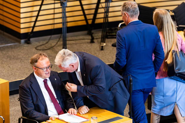 October 7, 2026, GER, Politics News, 8th Legislative Session, 56th Plenary Session in the Plenary Hall of the Thuringian State Parliament: Mario Voigt in conversation, Björn Höcke leaves the plenary chamber together with Wiebke Muhsal. Subject of the special session: Dissolution of the 8th Thuringian State Parliament pursuant to Article