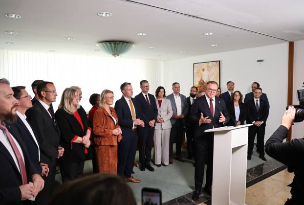 Thuringian State Parliament: Statement by Minister-President Mario Voigt (CDU), October 7, 2026, Erfurt, Thuringian State Parliament, Statement by Minister President Mario Voigt (CDU); he has withdrawn the lawsuit and accepts the revocation of his doctoral degree; he is issuing this statement on behalf of the entire parliamentary caucus, which is standing behind him symbolically