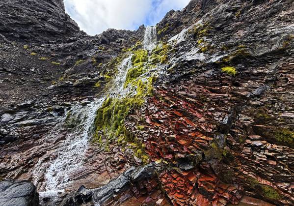 Wasserfall in der farbenprächtigen Vulkanschlucht Ránagil im Sælingsdalur, Laugar, Westisland, Vesturland, Island, Skandinavien Waterfall in the colorful Ránagil volcanic gorge in Sælingsdalur, Laugar, West Iceland, Western Iceland, Iceland, Scandinavia Copyright: imageBROKER StefanxZiese iblszi19428239.jpg