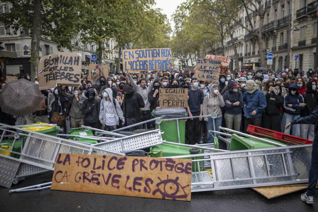Students Demonstration outside Science Po Paris Students on Boulevard Saint Germain during a demonstration outside Science Po in Paris, France on October 7 2026 in support of high school students. Photo by Eliot Blondet ABACAPRESS.COM Paris France  Copyright: xBlondetxEliot ABACAx