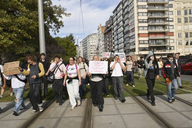 Liege Students Protest Against Austerity Measures 07 10 2026 LIEGE, BELGIUM Students protesting against the austerity measures introduced by the Wallonia-Brussels Federation (FWB) government are pictured in Liege, Belgium, on October 7, 2026. ( Liege Belgium  Copyright: xPhilipxReynaersx