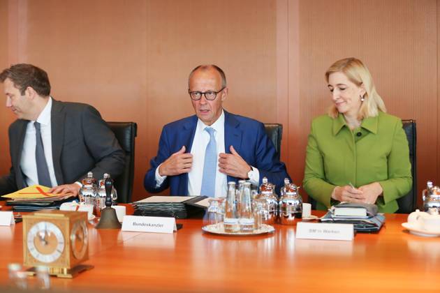 Berlin, Germany, October 7, 2026, Federal Chancellery, 61st Cabinet Meeting: (L-R) Federal Minister of Finance Lars Klingbeil (SPD), Federal Chancellor Friedrich Merz (CDU), Minister of the Federal Chancellery Nina Warken (CDU) Copyright: xdtsxNachrichtenagenturx dts_137504