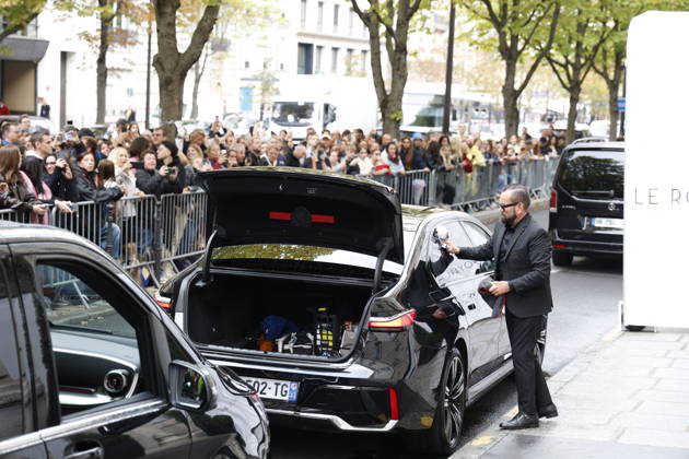 Céline Dion greets her fans in the rain as she leaves the Royal Monceau Hotel in Paris, before heading to the La Plénitude Arena in Paris La Défense to continue her concert series, October 7, 2026 Christophe Aubert Bestimage Celine Dion greets fans in the rain as she leaves the Royal Monceau Hotel in Paris, before heading to the La Plénitude Arena at Paris La Défense to continue her concert series on October 7, 2026 Paris, France  Copyright: xMarcxAussetxLacroixx xBestimagexMarcxAussetxLacroixx xBestimagex