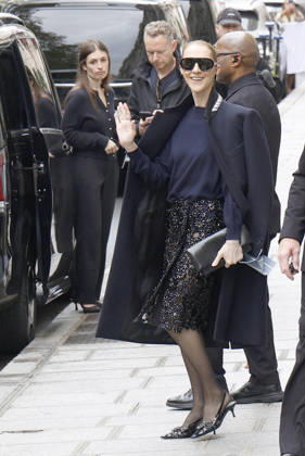Céline Dion greets her fans in the rain as she leaves the Royal Monceau Hotel in Paris, before heading to the La Plénitude Arena in Paris La Défense to continue her concert series, October 7, 2026 Christophe Aubert Bestimage Celine Dion greets fans in the rain as she leaves the Royal Monceau Hotel in Paris, before heading to the La Plénitude Arena at Paris La Défense to continue her concert series on October 7, 2026 Paris, France  Copyright: xMarcxAussetxLacroixx xBestimagexMarcxAussetxLacroixx xBestimagex