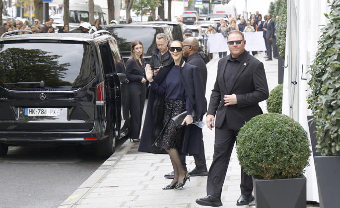 Céline Dion greets her fans in the rain as she leaves the Royal Monceau Hotel in Paris, before heading to the La Plénitude Arena in Paris La Défense to continue her concert series, October 7, 2026 Christophe Aubert Bestimage Celine Dion greets fans in the rain as she leaves the Royal Monceau Hotel in Paris, before heading to the La Plénitude Arena at Paris La Défense to continue her concert series on October 7, 2026 Paris, France  Copyright: xMarcxAussetxLacroixx xBestimagexMarcxAussetxLacroixx xBestimagex