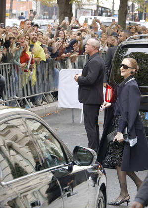 Céline Dion greets her fans in the rain as she leaves the Royal Monceau Hotel in Paris, before heading to the La Plénitude Arena in Paris La Défense to continue her concert series, October 7, 2026 Christophe Aubert Bestimage Celine Dion greets fans in the rain as she leaves the Royal Monceau Hotel in Paris, before heading to the La Plénitude Arena at Paris La Défense to continue her concert series on October 7, 2026 Paris, France  Copyright: xMarcxAussetxLacroixx xBestimagexMarcxAussetxLacroixx xBestimagex