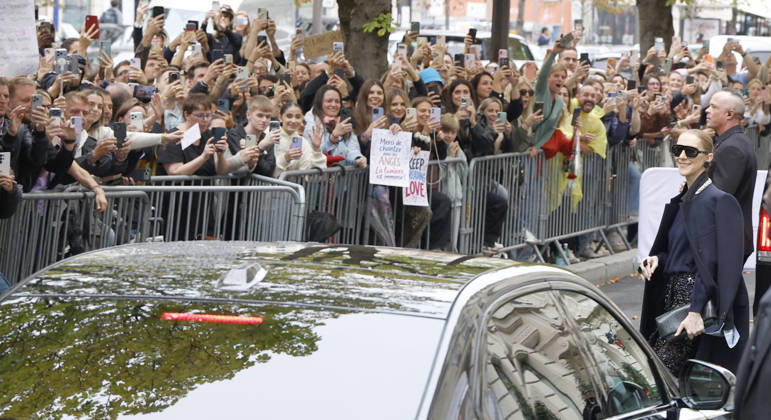 Céline Dion greets her fans in the rain as she leaves the Royal Monceau Hotel in Paris, before heading to the La Plénitude Arena in Paris La Défense to continue her concert series, October 7, 2026 Christophe Aubert Bestimage Celine Dion greets fans in the rain as she leaves the Royal Monceau Hotel in Paris, before heading to the La Plénitude Arena at Paris La Défense to continue her concert series on October 7, 2026 Paris, France  Copyright: xMarcxAussetxLacroixx xBestimagexMarcxAussetxLacroixx xBestimagex