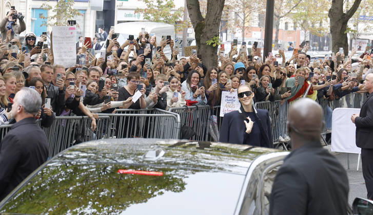 Céline Dion greets her fans in the rain as she leaves the Royal Monceau Hotel in Paris, before heading to the La Plénitude Arena in Paris La Défense to continue her concert series, October 7, 2026 Christophe Aubert Bestimage Celine Dion greets fans in the rain as she leaves the Royal Monceau Hotel in Paris, before heading to the La Plénitude Arena at Paris La Défense to continue her concert series on October 7, 2026 Paris, France  Copyright: xMarcxAussetxLacroixx xBestimagexMarcxAussetxLacroixx xBestimagex