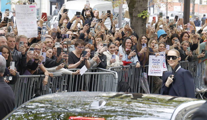 Céline Dion greets her fans in the rain as she leaves the Royal Monceau Hotel in Paris, before heading to the La Plénitude Arena in Paris La Défense to continue her concert series, October 7, 2026 Christophe Aubert Bestimage Celine Dion greets fans in the rain as she leaves the Royal Monceau Hotel in Paris, before heading to the La Plénitude Arena at Paris La Défense to continue her concert series on October 7, 2026 Paris, France  Copyright: xMarcxAussetxLacroixx xBestimagexMarcxAussetxLacroixx xBestimagex