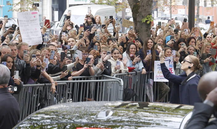 Céline Dion greets her fans in the rain as she leaves the Royal Monceau Hotel in Paris, before heading to the La Plénitude Arena in Paris La Défense to continue her concert series, October 7, 2026 Christophe Aubert Bestimage Celine Dion greets fans in the rain as she leaves the Royal Monceau Hotel in Paris, before heading to the La Plénitude Arena at Paris La Défense to continue her concert series on October 7, 2026 Paris, France  Copyright: xMarcxAussetxLacroixx xBestimagexMarcxAussetxLacroixx xBestimagex