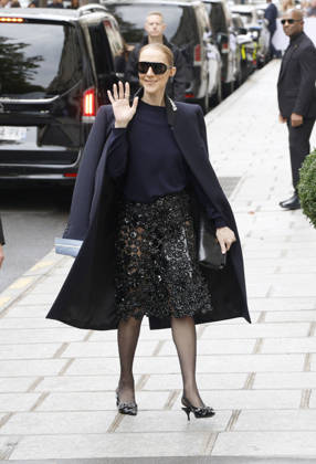 Céline Dion greets her fans in the rain as she leaves the Royal Monceau Hotel in Paris, before heading to the La Plénitude Arena in Paris La Défense to continue her concert series, October 7, 2026 Christophe Aubert Bestimage Celine Dion greets fans in the rain as she leaves the Royal Monceau Hotel in Paris, before heading to the La Plénitude Arena at Paris La Défense to continue her concert series on October 7, 2026 Paris, France  Copyright: xMarcxAussetxLacroixx xBestimagexMarcxAussetxLacroixx xBestimagex