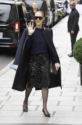 Céline Dion greets her fans in the rain as she leaves the Royal Monceau Hotel in Paris, before heading to the La Plénitude Arena in Paris La Défense to continue her concert series, October 7, 2026 Christophe Aubert Bestimage Celine Dion greets fans in the rain as she leaves the Royal Monceau Hotel in Paris, before heading to the La Plénitude Arena at Paris La Défense to continue her concert series on October 7, 2026 Paris, France  Copyright: xMarcxAussetxLacroixx xBestimagexMarcxAussetxLacroixx xBestimagex