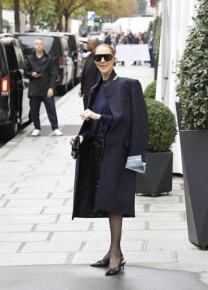 Céline Dion greets her fans in the rain as she leaves the Royal Monceau Hotel in Paris, before heading to the La Plénitude Arena in Paris La Défense to continue her concert series, October 7, 2026 Christophe Aubert Bestimage Celine Dion greets fans in the rain as she leaves the Royal Monceau Hotel in Paris, before heading to the La Plénitude Arena at Paris La Défense to continue her concert series on October 7, 2026 Paris, France  Copyright: xMarcxAussetxLacroixx xBestimagexMarcxAussetxLacroixx xBestimagex