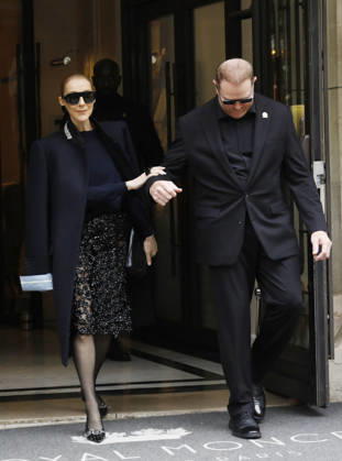 Céline Dion greets her fans in the rain as she leaves the Royal Monceau Hotel in Paris, before heading to the La Plénitude Arena in Paris La Défense to continue her concert series, October 7, 2026 Marc Ausset Lacroix Bestimage Celine Dion greets fans in the rain as she leaves the Royal Monceau Hotel in Paris, before heading to the La Plénitude Arena at Paris La Défense to continue her concert series on October 7, 2026 Paris, France  Copyright: xMarcxAussetxLacroixx xBestimagexMarcxAussetxLacroixx xBestimagex