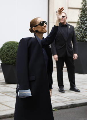 Céline Dion greets her fans in the rain as she leaves the Royal Monceau Hotel in Paris, before heading to the La Plénitude Arena in Paris La Défense to continue her concert series, October 7, 2026 Marc Ausset Lacroix Bestimage Celine Dion greets fans in the rain as she leaves the Royal Monceau Hotel in Paris, before heading to the La Plénitude Arena at Paris La Défense to continue her concert series on October 7, 2026 Paris, France  Copyright: xMarcxAussetxLacroixx xBestimagexMarcxAussetxLacroixx xBestimagex