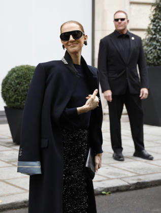 Céline Dion greets her fans in the rain as she leaves the Royal Monceau Hotel in Paris, before heading to the La Plénitude Arena in Paris La Défense to continue her concert series, October 7, 2026 Marc Ausset Lacroix Bestimage Celine Dion greets fans in the rain as she leaves the Royal Monceau Hotel in Paris, before heading to the La Plénitude Arena at Paris La Défense to continue her concert series on October 7, 2026 Paris, France  Copyright: xMarcxAussetxLacroixx xBestimagexMarcxAussetxLacroixx xBestimagex