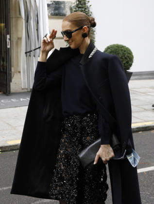 Céline Dion greets her fans in the rain as she leaves the Royal Monceau Hotel in Paris, before heading to the La Plénitude Arena in Paris La Défense to continue her concert series, October 7, 2026 Marc Ausset Lacroix Bestimage Celine Dion greets fans in the rain as she leaves the Royal Monceau Hotel in Paris, before heading to the La Plénitude Arena at Paris La Défense to continue her concert series on October 7, 2026 Paris, France  Copyright: xMarcxAussetxLacroixx xBestimagexMarcxAussetxLacroixx xBestimagex