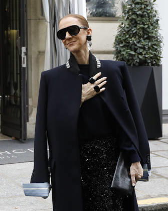 Céline Dion greets her fans in the rain as she leaves the Royal Monceau Hotel in Paris, before heading to the La Plénitude Arena in Paris La Défense to continue her concert series, October 7, 2026 Marc Ausset Lacroix Bestimage Celine Dion greets fans in the rain as she leaves the Royal Monceau Hotel in Paris, before heading to the La Plénitude Arena at Paris La Défense to continue her concert series on October 7, 2026 Paris, France  Copyright: xMarcxAussetxLacroixx xBestimagexMarcxAussetxLacroixx xBestimagex