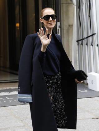 Céline Dion greets her fans in the rain as she leaves the Royal Monceau Hotel in Paris, before heading to the La Plénitude Arena in Paris La Défense to continue her concert series, October 7, 2026 Marc Ausset Lacroix Bestimage Celine Dion greets fans in the rain as she leaves the Royal Monceau Hotel in Paris, before heading to the La Plénitude Arena at Paris La Défense to continue her concert series on October 7, 2026 Paris, France  Copyright: xMarcxAussetxLacroixx xBestimagexMarcxAussetxLacroixx xBestimagex