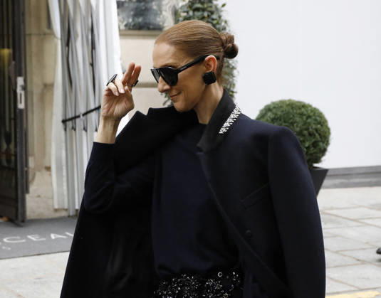 Céline Dion greets her fans in the rain as she leaves the Royal Monceau Hotel in Paris, before heading to the La Plénitude Arena in Paris La Défense to continue her concert series, October 7, 2026 Marc Ausset Lacroix Bestimage Celine Dion greets fans in the rain as she leaves the Royal Monceau Hotel in Paris, before heading to the La Plénitude Arena at Paris La Défense to continue her concert series on October 7, 2026 Paris France  Copyright: xMarcxAussetxLacroixx xBestimagexMarcxAussetxLacroixx xBestimagex