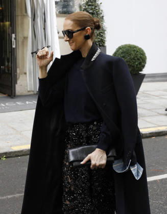 Céline Dion greets her fans in the rain as she leaves the Royal Monceau Hotel in Paris, before heading to the La Plénitude Arena in Paris La Défense to continue her concert series, October 7, 2026 Marc Ausset Lacroix Bestimage Celine Dion greets fans in the rain as she leaves the Royal Monceau Hotel in Paris, before heading to the La Plénitude Arena at Paris La Défense to continue her concert series on October 7, 2026 Paris France  Copyright: xMarcxAussetxLacroixx xBestimagexMarcxAussetxLacroixx xBestimagex