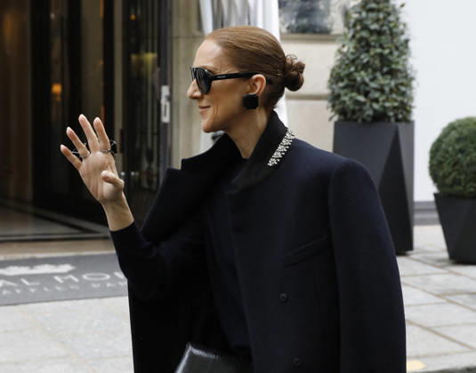 Céline Dion greets her fans in the rain as she leaves the Royal Monceau Hotel in Paris, before heading to the La Plénitude Arena in Paris La Défense to continue her concert series, October 7, 2026 Marc Ausset Lacroix Bestimage Celine Dion greets fans in the rain as she leaves the Royal Monceau Hotel in Paris, before heading to the La Plénitude Arena at Paris La Défense to continue her concert series on October 7, 2026 Paris France  Copyright: xMarcxAussetxLacroixx xBestimagexMarcxAussetxLacroixx xBestimagex