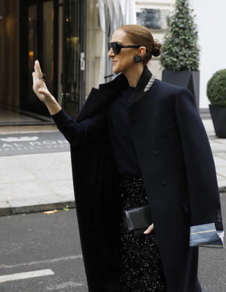 Céline Dion greets her fans in the rain as she leaves the Royal Monceau Hotel in Paris, before heading to the La Plénitude Arena in Paris La Défense to continue her concert series, October 7, 2026 Marc Ausset Lacroix Bestimage Celine Dion greets fans in the rain as she leaves the Royal Monceau Hotel in Paris, before heading to the La Plénitude Arena at Paris La Défense to continue her concert series on October 7, 2026 Paris France  Copyright: xMarcxAussetxLacroixx xBestimagexMarcxAussetxLacroixx xBestimagex