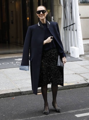 Céline Dion greets her fans in the rain as she leaves the Royal Monceau Hotel in Paris, before heading to the La Plénitude Arena in Paris La Défense to continue her concert series, October 7, 2026 Marc Ausset Lacroix Bestimage Celine Dion greets fans in the rain as she leaves the Royal Monceau Hotel in Paris, before heading to the La Plénitude Arena at Paris La Défense to continue her concert series on October 7, 2026 Paris France  Copyright: xMarcxAussetxLacroixx xBestimagexMarcxAussetxLacroixx xBestimagex