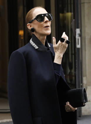 Céline Dion greets her fans in the rain as she leaves the Royal Monceau Hotel in Paris, before heading to the La Plénitude Arena in Paris La Défense to continue her concert series, October 7, 2026 Marc Ausset Lacroix Bestimage Celine Dion greets fans in the rain as she leaves the Royal Monceau Hotel in Paris, before heading to the La Plénitude Arena at Paris La Défense to continue her concert series on October 7, 2026 Paris France  Copyright: xMarcxAussetxLacroixx xBestimagexMarcxAussetxLacroixx xBestimagex
