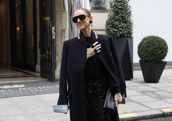 Céline Dion greets her fans in the rain as she leaves the Royal Monceau Hotel in Paris, before heading to the La Plénitude Arena in Paris La Défense to continue her concert series, October 7, 2026 Marc Ausset Lacroix Bestimage Celine Dion greets fans in the rain as she leaves the Royal Monceau Hotel in Paris, before heading to the La Plénitude Arena at Paris La Défense to continue her concert series on October 7, 2026 Paris, France  Copyright: xMarcxAussetxLacroixx xBestimagexMarcxAussetxLacroixx xBestimagex