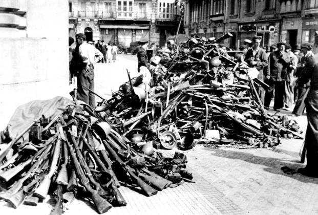 Spanish Civil War -- Our Picture shows a street of Santander converted into an arsenal, as arms and equipment handed over to the Nationalist troops were assembled. September 22, 1937.  Copyright: xThexTimesx 5513-76015640