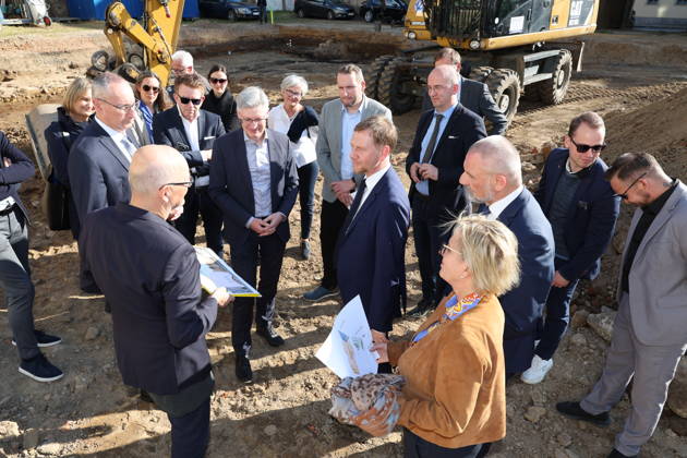 Erster Spatenstich: Baustart für das Sorbisches Wissensforum in Bautzen Bautzen, 7. Oktober 2026. Mit dem feierlichen ersten Spatenstich haben heute in Bautzen die Bauarbeiten für das Sorbisches Wissensforum begonnen. Das rund 50 Millionen Euro teure Großprojekt auf dem historischen Lauenareal gilt als der bisher bedeutendste Meilenstein der Stiftung für das sorbische Volk und wird vollständig über Mittel aus dem sächsischen Strukturwandel finanziert. Bis zur geplanten Fertigstellung im Jahr 2030 entsteht ein moderner, multifunktionaler Gebäudekomplex nach Plänen des Münchner Architekturbüros bogevischs buero. Der Neubau wird zwei der wichtigsten sorbischen Institutionen unter einem Dach vereinen: das Sorbisches Museum mit einer Copyright: xMatthiasxWehnertx