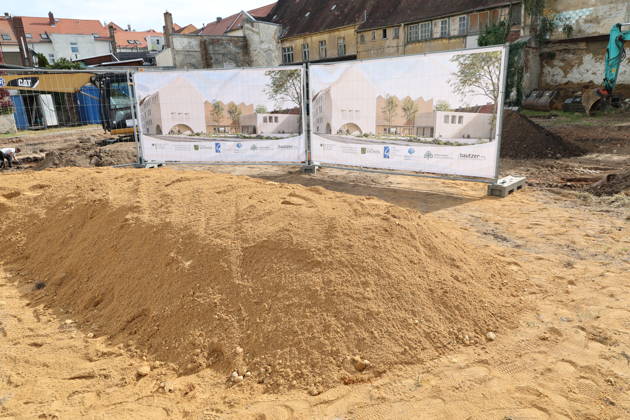 Erster Spatenstich: Baustart für das Sorbisches Wissensforum in Bautzen Bautzen, 7. Oktober 2026. Mit dem feierlichen ersten Spatenstich haben heute in Bautzen die Bauarbeiten für das Sorbisches Wissensforum begonnen. Das rund 50 Millionen Euro teure Großprojekt auf dem historischen Lauenareal gilt als der bisher bedeutendste Meilenstein der Stiftung für das sorbische Volk und wird vollständig über Mittel aus dem sächsischen Strukturwandel finanziert. Bis zur geplanten Fertigstellung im Jahr 2030 entsteht ein moderner, multifunktionaler Gebäudekomplex nach Plänen des Münchner Architekturbüros bogevischs buero. Der Neubau wird zwei der wichtigsten sorbischen Institutionen unter einem Dach vereinen: das Sorbisches Museum mit einer Copyright: xMatthiasxWehnertx