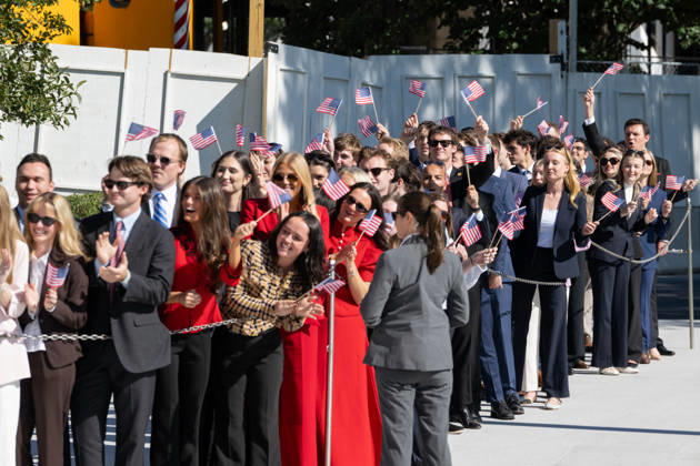 October 7, 2026, Washington, District Of Columbia, United States: Visitors look on as President DONALD TRUMP speaks to reporters on the South Lawn of the White House before departing for San Antonio, Texas. Washington United States  - ZUMAk206 20261007_znp_k206_024 Copyright: xMattxKaminskyx