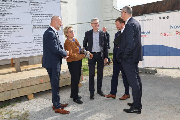 Erster Spatenstich: Baustart für das Sorbisches Wissensforum in Bautzen Bautzen, 7. Oktober 2026. Mit dem feierlichen ersten Spatenstich haben heute in Bautzen die Bauarbeiten für das Sorbisches Wissensforum begonnen. Das rund 50 Millionen Euro teure Großprojekt auf dem historischen Lauenareal gilt als der bisher bedeutendste Meilenstein der Stiftung für das sorbische Volk und wird vollständig über Mittel aus dem sächsischen Strukturwandel finanziert. Bis zur geplanten Fertigstellung im Jahr 2030 entsteht ein moderner, multifunktionaler Gebäudekomplex nach Plänen des Münchner Architekturbüros bogevischs buero. Der Neubau wird zwei der wichtigsten sorbischen Institutionen unter einem Dach vereinen: das Sorbisches Museum mit einer Copyright: xMatthiasxWehnertx