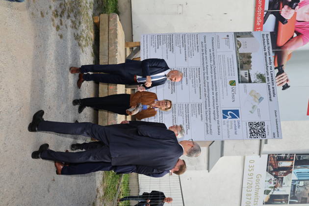 Erster Spatenstich: Baustart für das Sorbisches Wissensforum in Bautzen Bautzen, 7. Oktober 2026. Mit dem feierlichen ersten Spatenstich haben heute in Bautzen die Bauarbeiten für das Sorbisches Wissensforum begonnen. Das rund 50 Millionen Euro teure Großprojekt auf dem historischen Lauenareal gilt als der bisher bedeutendste Meilenstein der Stiftung für das sorbische Volk und wird vollständig über Mittel aus dem sächsischen Strukturwandel finanziert. Bis zur geplanten Fertigstellung im Jahr 2030 entsteht ein moderner, multifunktionaler Gebäudekomplex nach Plänen des Münchner Architekturbüros bogevischs buero. Der Neubau wird zwei der wichtigsten sorbischen Institutionen unter einem Dach vereinen: das Sorbisches Museum mit einer Copyright: xMatthiasxWehnertx