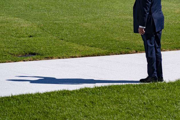 October 7, 2026, Washington, Dc, USA: President Donald Trump waves to supporters before departing on Marine One from the South Lawn of the White House..Trump was enroute to a campaign event in San Antonio, Texas. Washington USA - ZUMAs197 20261007_aaa_s197_167 Copyright: xJenxGolbeckx