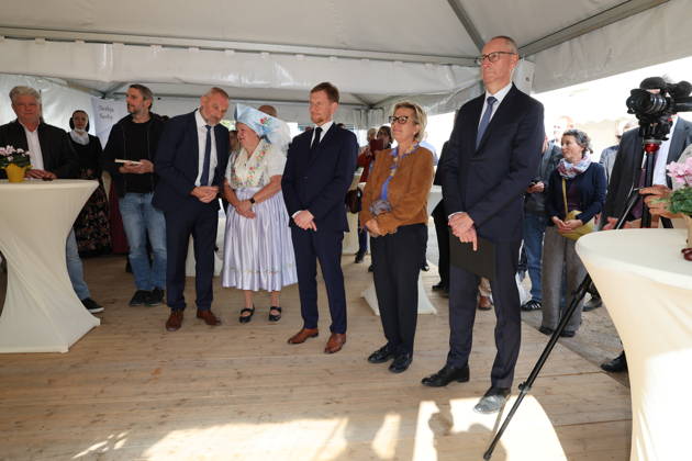 Erster Spatenstich: Baustart für das Sorbisches Wissensforum in Bautzen Bautzen, 7. Oktober 2026. Mit dem feierlichen ersten Spatenstich haben heute in Bautzen die Bauarbeiten für das Sorbisches Wissensforum begonnen. Das rund 50 Millionen Euro teure Großprojekt auf dem historischen Lauenareal gilt als der bisher bedeutendste Meilenstein der Stiftung für das sorbische Volk und wird vollständig über Mittel aus dem sächsischen Strukturwandel finanziert. Bis zur geplanten Fertigstellung im Jahr 2030 entsteht ein moderner, multifunktionaler Gebäudekomplex nach Plänen des Münchner Architekturbüros bogevischs buero. Der Neubau wird zwei der wichtigsten sorbischen Institutionen unter einem Dach vereinen: das Sorbisches Museum mit einer Copyright: xMatthiasxWehnertx