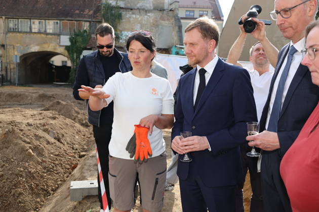 Erster Spatenstich: Baustart für das Sorbisches Wissensforum in Bautzen Bautzen, 7. Oktober 2026. Mit dem feierlichen ersten Spatenstich haben heute in Bautzen die Bauarbeiten für das Sorbisches Wissensforum begonnen. Das rund 50 Millionen Euro teure Großprojekt auf dem historischen Lauenareal gilt als der bisher bedeutendste Meilenstein der Stiftung für das sorbische Volk und wird vollständig über Mittel aus dem sächsischen Strukturwandel finanziert. Bis zur geplanten Fertigstellung im Jahr 2030 entsteht ein moderner, multifunktionaler Gebäudekomplex nach Plänen des Münchner Architekturbüros bogevischs buero. Der Neubau wird zwei der wichtigsten sorbischen Institutionen unter einem Dach vereinen: das Sorbisches Museum mit einer Copyright: xMatthiasxWehnertx