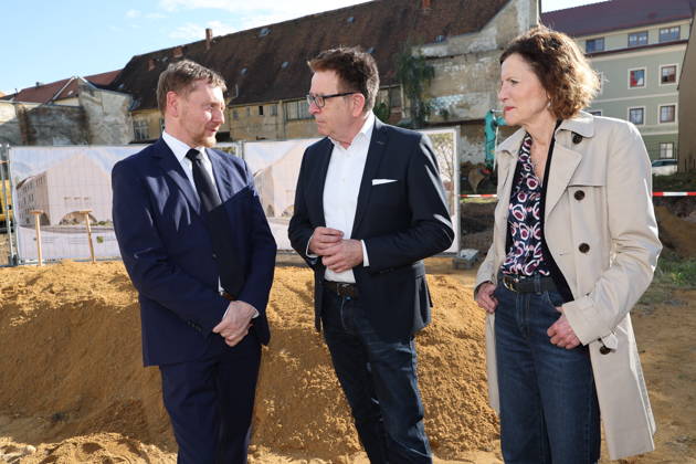 Erster Spatenstich: Baustart für das Sorbisches Wissensforum in Bautzen Bautzen, 7. Oktober 2026. Mit dem feierlichen ersten Spatenstich haben heute in Bautzen die Bauarbeiten für das Sorbisches Wissensforum begonnen. Das rund 50 Millionen Euro teure Großprojekt auf dem historischen Lauenareal gilt als der bisher bedeutendste Meilenstein der Stiftung für das sorbische Volk und wird vollständig über Mittel aus dem sächsischen Strukturwandel finanziert. Bis zur geplanten Fertigstellung im Jahr 2030 entsteht ein moderner, multifunktionaler Gebäudekomplex nach Plänen des Münchner Architekturbüros bogevischs buero. Der Neubau wird zwei der wichtigsten sorbischen Institutionen unter einem Dach vereinen: das Sorbisches Museum mit einer Copyright: xMatthiasxWehnertx