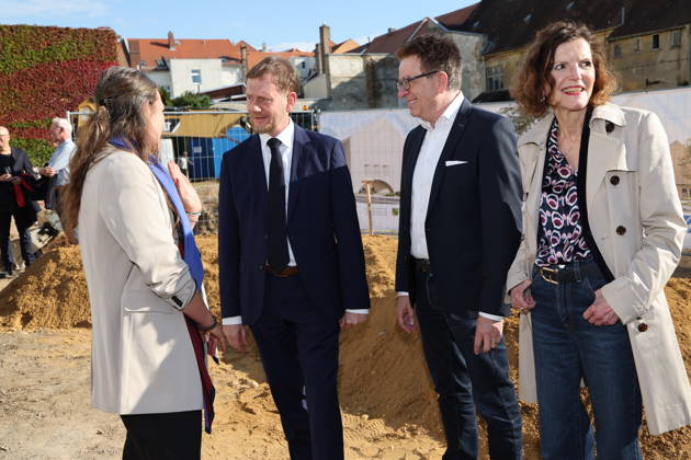 Erster Spatenstich: Baustart für das Sorbisches Wissensforum in Bautzen Bautzen, 7. Oktober 2026. Mit dem feierlichen ersten Spatenstich haben heute in Bautzen die Bauarbeiten für das Sorbisches Wissensforum begonnen. Das rund 50 Millionen Euro teure Großprojekt auf dem historischen Lauenareal gilt als der bisher bedeutendste Meilenstein der Stiftung für das sorbische Volk und wird vollständig über Mittel aus dem sächsischen Strukturwandel finanziert. Bis zur geplanten Fertigstellung im Jahr 2030 entsteht ein moderner, multifunktionaler Gebäudekomplex nach Plänen des Münchner Architekturbüros bogevischs buero. Der Neubau wird zwei der wichtigsten sorbischen Institutionen unter einem Dach vereinen: das Sorbisches Museum mit einer Copyright: xMatthiasxWehnertx