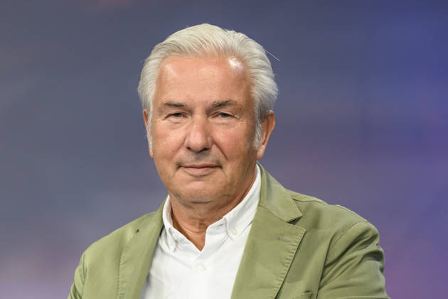 Pictured, from left: Klaus Wowereit, SPD, former Governing Mayor of Berlin, GER, Berlin, studio, guest on Maischberger, political talk show, TV, program, with host Sandra Maischberger, Das Erste, from Adlershof Am Studio 20, October 7, 2026, Copyright: HMBxMedia UwexKoch