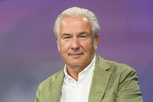 Pictured from left: Klaus Wowereit, SPD, former Governing Mayor of Berlin, GER, Berlin, studio, guest on *Maischberger*, political talk show, TV, program, with host Sandra Maischberger, *Das Erste*, from Adlershof Am Studio 20, October 7, 2026, Copyright: HMBxMedia UwexKoch