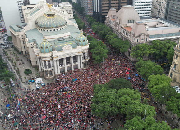 Thousands of demonstrators gathered in downtown Rio de Janeiro RIO DE JANEIRO, BRAZIL - OCTOBER 7: Thousands of demonstrators gathered in downtown in support of presidential candidate Luiz Inacio Lula da Silva (PT) ahead of the second round of Brazil’s presidential election in Rio de Janeiro on October 7, 2026. The demonstration, organized under the name Youth on the Streets for Democracy, began at Candelaria and continued with a march toward Cinelandia. Students gathered at noon for an event organized by the Rio de Janeiro State Students’ Union (UEE-RJ) as a peaceful demonstration in defense of democracy, student rights, education and equality. Fabio Teixeira Anadolu Rio de Janeiro Brazil. Editorial use only. Please get in touch for an  Copyright: x2026xAnadoluxFabioxTeixeirax