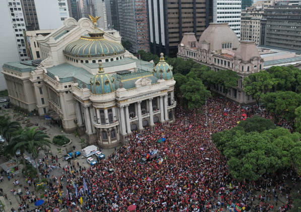Thousands of demonstrators gathered in downtown Rio de Janeiro RIO DE JANEIRO, BRAZIL - OCTOBER 7: Thousands of demonstrators gathered in downtown in support of presidential candidate Luiz Inacio Lula da Silva (PT) ahead of the second round of Brazil’s presidential election in Rio de Janeiro on October 7, 2026. The demonstration, organized under the name Youth on the Streets for Democracy, began at Candelaria and continued with a march toward Cinelandia. Students gathered at noon for an event organized by the Rio de Janeiro State Students’ Union (UEE-RJ) as a peaceful demonstration in defense of democracy, student rights, education and equality. Fabio Teixeira Anadolu Rio de Janeiro Brazil. Editorial use only. Please get in touch for an  Copyright: x2026xAnadoluxFabioxTeixeirax
