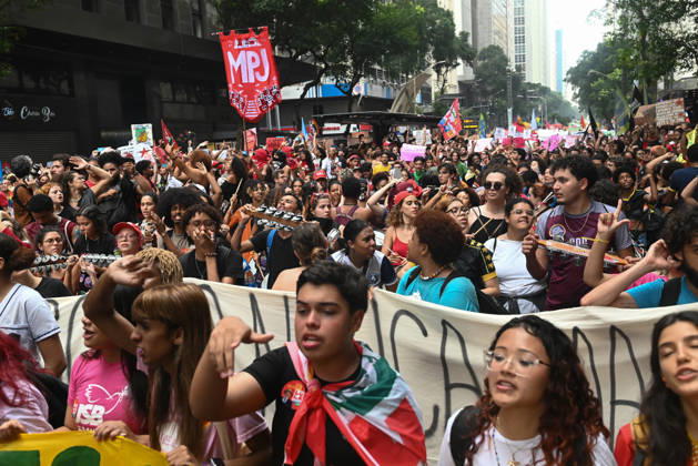 Thousands of demonstrators gathered in downtown Rio de Janeiro RIO DE JANEIRO, BRAZIL - OCTOBER 7: Thousands of demonstrators gathered in downtown in support of presidential candidate Luiz Inacio Lula da Silva (PT) ahead of the second round of Brazil’s presidential election in Rio de Janeiro on October 7, 2026. The demonstration, organized under the name Youth on the Streets for Democracy, began at Candelaria and continued with a march toward Cinelandia. Students gathered at noon for an event organized by the Rio de Janeiro State Students’ Union (UEE-RJ) as a peaceful demonstration in defense of democracy, student rights, education and equality. Fabio Teixeira Anadolu Rio de Janeiro Brazil. Editorial use only. Please get in touch for an  Copyright: x2026xAnadoluxFabioxTeixeirax