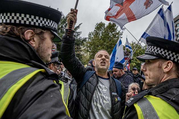 Pro-Israeil counter protestors challenge pro-Palestine demonstrators in London, UK - 7 OCT 2026. A police cordon seen separating protestors chanting slogans while holding flags during the demonstration in central London on the 3rd anniversary of Hamas attack. Pro-Palestine activists from Central London Universities chose the 3rd anniversary of the October 7th attack by Hamas to protest against Israel’s war on Gaza. They clashed en route with pro-Israeli counter protestors. The demonstration was arranged by an inter-uni coalition that includes King’s College and LSE. London United Kingdom Copyright: xLabxMox xSOPAxImagesx LabMO_Oct_7th_Uni_Protest_SOPA_14