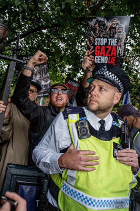 Pro-Israeil counter protestors challenge pro-Palestine demonstrators in London, UK - 7 OCT 2026. Protesters seen chanting slogans while holding placards behind the police man during the protest against Israel’s war on Gaza. Pro-Palestine activists from Central London Universities chose the 3rd anniversary of the October 7th attack by Hamas to protest against Israel’s war on Gaza. They clashed en route with pro-Israeli counter protestors. The demonstration was arranged by an inter-uni coalition that includes King’s College and LSE. London United Kingdom Copyright: xLabxMox xSOPAxImagesx LabMO_Oct_7th_Uni_Protest_SOPA_21