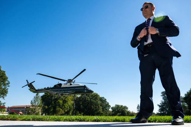 WASHINGTON, DC - OCT. 7: A Secret Service agent stands guard as Marine One, with United States President Donald J Trump aboard, departs the on the South Lawn of the White House in Washington, DC, USA, en route to a campaign rally in San Antonio, Texas on Wednesday, October 7, 2026. Copyright: xAnnabellexGordon PoolxviaxCNPx MediaPunchx